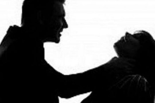 Biết bà L. không có chồng con, sống một mình, đêm 14/9/2018, Đen trèo tường vào rồi đột nhập nhà nạn nhân từ khu vực thông gió ở sàn nước. Sau đó Đen vào phòng ngủ và dùng tay bóp cổ nạn nhân cho đến chết. Sau đó nghi can lấy của bà L. một sợi dây chuyền và có ý định hiếp dâm nạn nhân. Tuy nhiên, khi phát hiện bà L. đã chết, Đen kéo thi thể bà vào nhà vệ sinh rồi đẩy vào thùng nước. (Ảnh minh họa, nguồn internet)