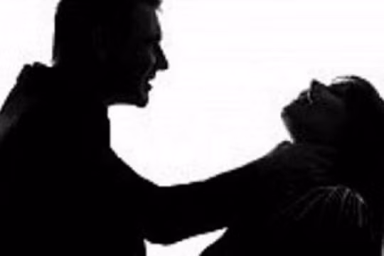 Biết bà L. không có chồng con, sống một mình, đêm 14/9/2018, Đen trèo tường vào rồi đột nhập nhà nạn nhân từ khu vực thông gió ở sàn nước. Sau đó Đen vào phòng ngủ và dùng tay bóp cổ nạn nhân cho đến chết. Sau đó nghi can lấy của bà L. một sợi dây chuyền và có ý định hiếp dâm nạn nhân. Tuy nhiên, khi phát hiện bà L. đã chết, Đen kéo thi thể bà vào nhà vệ sinh rồi đẩy vào thùng nước. (Ảnh minh họa, nguồn internet)