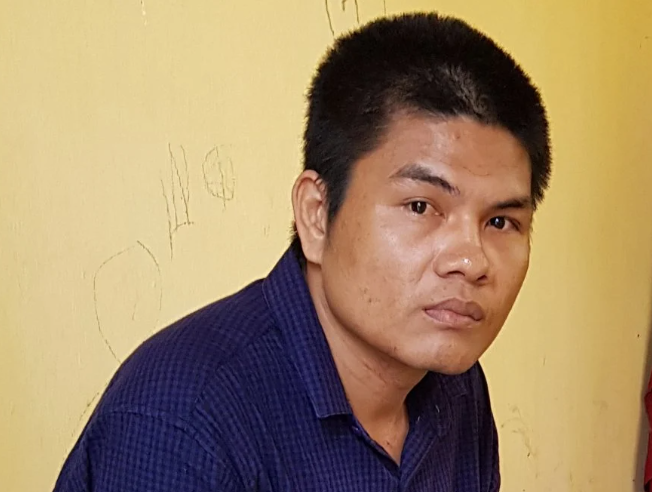 Hai ngày sau, công an phát hiện Đen đang uống cà phê ở một quán gần nhà liền mời về trụ sở làm việc. Lúc này, trinh sát phát hiện trên cổ nghi can có đeo một sợi dây chuyền mà theo người nhà của Đen thì “làm nghề bẻ dừa mướn và mua bán dừa thì lấy đâu ra nhiều tiền mà mua dây chuyền vàng”.