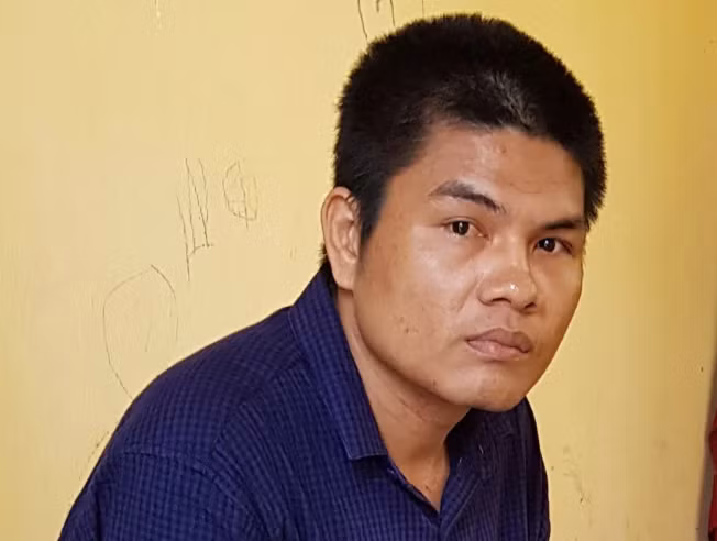 Hai ngày sau, công an phát hiện Đen đang uống cà phê ở một quán gần nhà liền mời về trụ sở làm việc. Lúc này, trinh sát phát hiện trên cổ nghi can có đeo một sợi dây chuyền mà theo người nhà của Đen thì “làm nghề bẻ dừa mướn và mua bán dừa thì lấy đâu ra nhiều tiền mà mua dây chuyền vàng”.