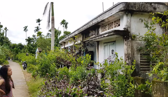 Theo hồ sơ vụ án, ngày 15/9/2018, người dân ở ấp Trường Lộc, xã An Mỹ, huyện Kế Sách, tỉnh Sóc Trăng phát hiện bà T.T.M.L (47 tuổi) bị chết trong thùng nước. Cơ quan công an vào cuộc điều tra, nhưng manh mối vụ án khá mong manh bởi bà T.T.M.L sống khép kín, ít giao tiếp với người xung quanh. (Căn nhà nơi xảy ra vụ án)