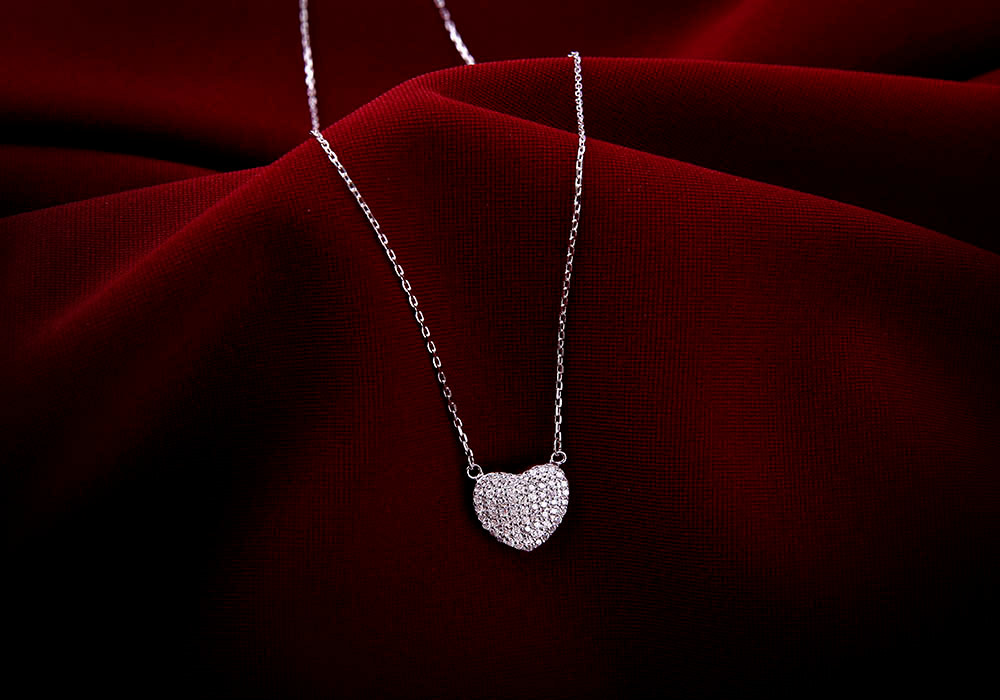 Qua điều tra, Thạch Đen khai nhận mình là người sát hại bà L. và lấy sợi dây chuyền của nạn nhân. Kiểm tra trên cánh tay Thạch Đen, trinh sát phát hiện có vết trầy xước. Đối tượng thú nhận đó là vết xước khi trèo tường phía sau vào nhà bà L. (Ảnh minh họa, nguồn internet)