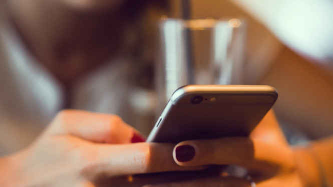 Đến 15h chiều cùng ngày về đến Mỹ Xuân gặp một thanh niên, H. giới thiệu với Dũng “đây là anh trai tên Tài ở quê mới lên”. Sau đó Dũng đi về nên không biết gì nữa, kể từ đó không liên lạc được với H. Mời Tài lên làm việc thì anh này khai, vì biết H. hành nghề bán dâm nên chấp nhận ở chung mà không ghen tuông. Vào chiều Mùng 5, sau khi gặp Dũng chở H. từ TP về, Tài đưa Hồng về phòng trọ. Sau đó H. nghe điện thoại ai đó gọi, Tài biết rằng H. đi bán dâm, nhưng vẫn để cho đi, kể từ đó Hồng biệt tăm. (Ảnh minh họa, nguồn internet)