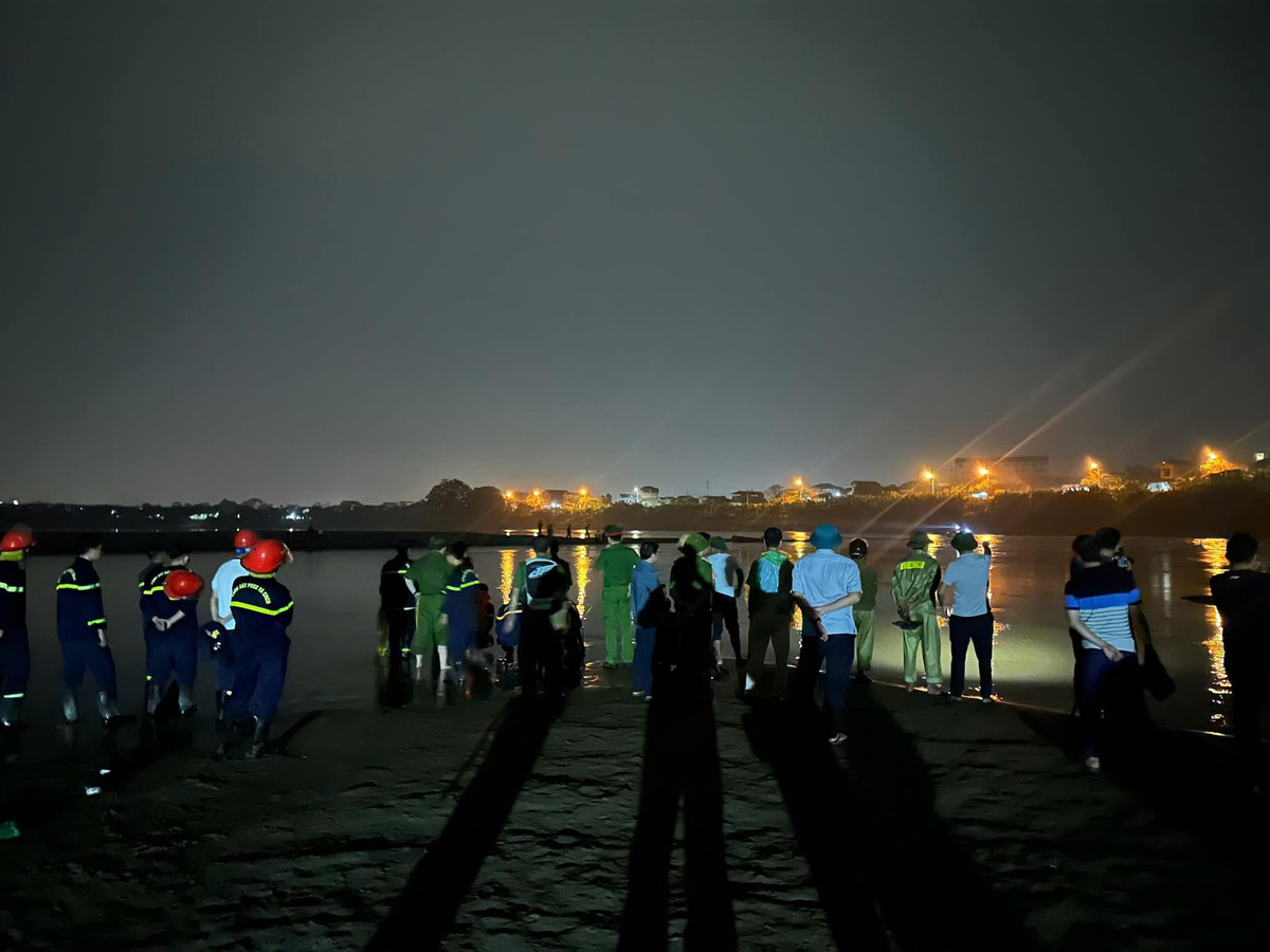 Vụ 5 học sinh mất tích trên sông: Tìm thấy một thi thể nữ Vu 5 hoc sinh mat tich tren song: Tim thay mot thi the nu