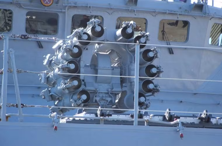 Trong tác chiến chống ngầm, tàu hộ vệ Grigorovich trang bị 2 bệ phóng bom phản lực chống ngầm RBU-6000 và 4 ống phóng ngư lôi hạng nặng 533mm. Có thể nói, khả năng tác chiến của Grigorovich ngang ngửa thậm chí vượt trội tàu hộ vệ, tàu khu trục của phương Tây.