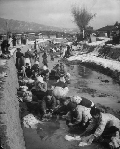 Những người phụ nữ Triều Tiên đang giặt giũ trong nước lạnh ở một lạch nước gần Vĩ tuyến 38 ở Kaesong năm 1946.