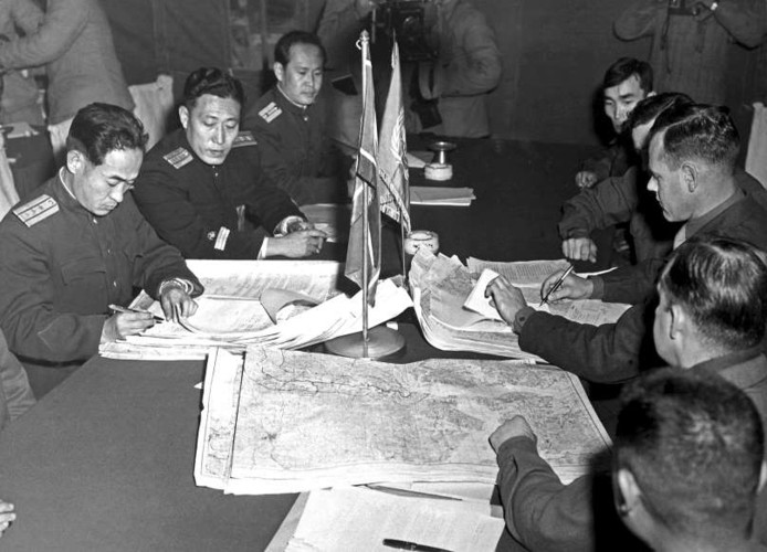 Đại tá James Murray Jr (phải) và Đại tá Chang Chun San của quân đội Triều Tiên với bút bi và những tấm bản đồ trong tay đã vẽ các đường biên giới hai miền Triều Tiên tại khu vực phi quân sự trong các cuộc thảo luận về thỏa thuận đình chiến Bàn Môn Điếm tháng 10/1951.