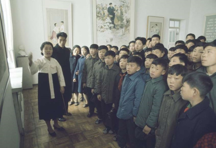 Một nhóm học sinh đang lắng nghe người hướng dẫn viên thuyết trình trong một viện bảo tàng ở Triều Tiên tháng 2/1973.