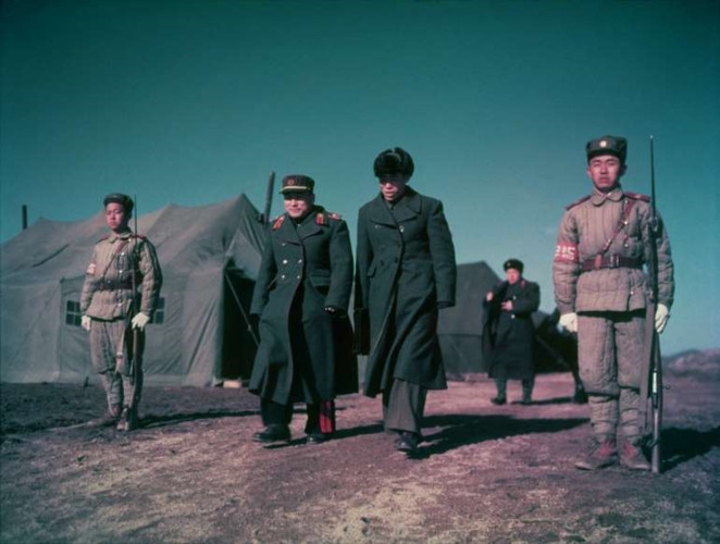 Ông Nam Il ( ở giữa, bên trái), Tham mưu trưởng Quân đội Nhân dân Triều Tiên và cũng là trưởng đoàn đàm phán phía Triều Tiên tại Bàn Môn Điếm năm 1952.