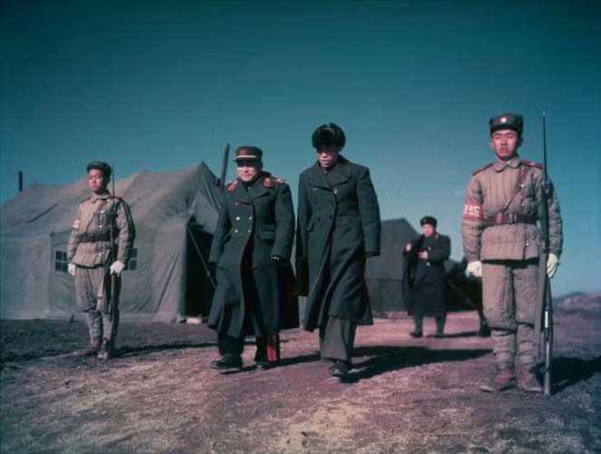 Ông Nam Il ( ở giữa, bên trái), Tham mưu trưởng Quân đội Nhân dân Triều Tiên và cũng là trưởng đoàn đàm phán phía Triều Tiên tại Bàn Môn Điếm năm 1952.