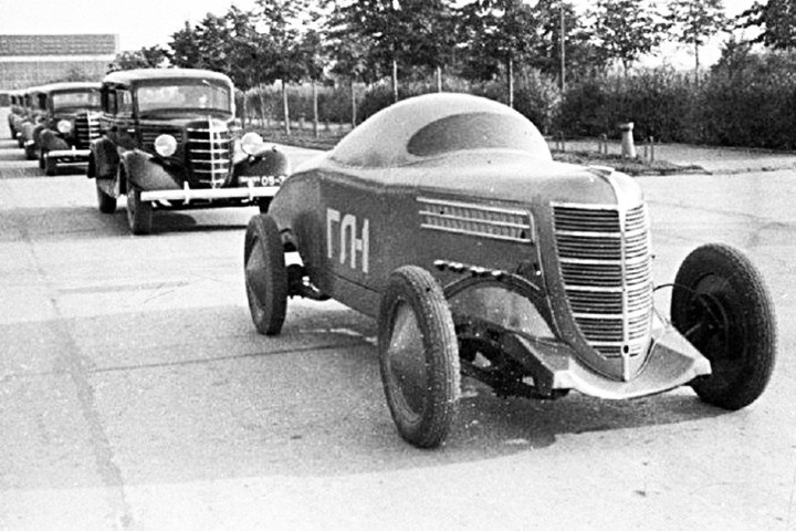 Kể từ đó, có những cuộc đua đặc biệt, được tổ chức trên xa lộ. Cuối thập niên 1930, 2 chiếc xe đua Liên Xô đầu tiên được chế tạo là GL-1 và ZIS-101 Sport. Chiếc thứ 2 có tốc độ lên tới 162km/h và là xe ô tô nhanh nhất Liên Xô khi đó.