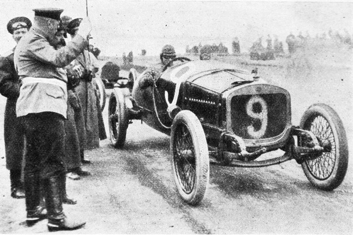 Thập niên 1920, giới chức nước Nga Xô viết chưa quan tâm lắm đến đua ô tô – chỉ có giới hâm mộ là quan tâm. Năm 1924, cuộc đua ô tô đầu tiên của Liên Xô diễn ra ở ngoại ô Moscow.