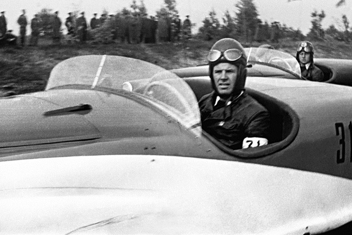 Thập niên 1950, đua xe ngày càng phổ biến ở Liên Xô. Các nhà thiết kế ô tô Xô viết đã thiết kế các xe đua trông giống xe đua Công thức 1.