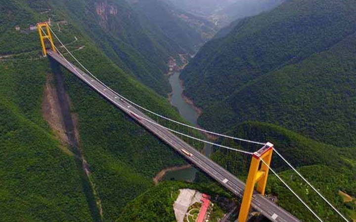  Cầu sông Sidu, Trung Quốc - Đây là cây cầu cao nhất thế giới kết nối Thượng Hải với Trùng Khánh. Được xây dựng từ năm 2009, cây cầu là một trong những công trình vững chắc nhất được xây dựng.