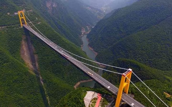  Cầu sông Sidu, Trung Quốc - Đây là cây cầu cao nhất thế giới kết nối Thượng Hải với Trùng Khánh. Được xây dựng từ năm 2009, cây cầu là một trong những công trình vững chắc nhất được xây dựng.