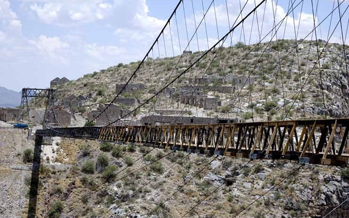  Cây cầu Puente de Ojuela, Mexico - Cây cầu trước đây phục vụ cho hoạt động đi lại của những thị trấn khai thác mỏ, song hiện nay chỉ có khách bộ hành đi qua cây cầu này. Được mệnh danh là một trong những con đường nguy hiểm nhất thế giới, cây cầu đã trở thành một điểm hút khách du lịch tại Mexico.