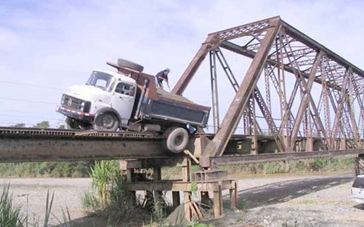  Cầu Quepos, Costa Rica - Người dân địa phương gọi đây là cây cầu tử thần vì là nơi xảy ra nhiều vụ tai nạn nghiêm trọng. Nó như một cái bẫy có thể khiến xe tải hụt bánh.