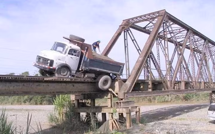  Cầu Quepos, Costa Rica - Người dân địa phương gọi đây là cây cầu tử thần vì là nơi xảy ra nhiều vụ tai nạn nghiêm trọng. Nó như một cái bẫy có thể khiến xe tải hụt bánh.