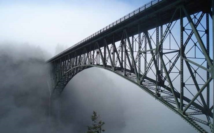  Cầu Deception Pass, bang Washington, Mỹ - Lái xe qua cây cầu phủ sương mù này có vẻ không quá đáng sợ, nhưng nếu bạn đi trên làn đường dành cho người đi bộ và nhìn xuống thì sao?