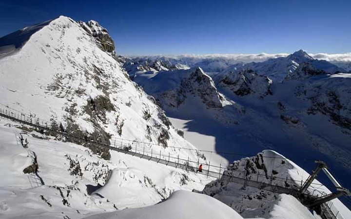  Cây cầu trên đỉnh núi tuyết Titlis, Thụy Sĩ - Trông thì đáng sợ, nhưng đây lại là một trong những cây cầu an toàn nhất thế giới. Cây cầu ở độ cao 3.000m trên dãy Alps, Thụy Sĩ. Hàng năm, du khách và những người mê trượt tuyết đều muốn đi qua cây cầu này.