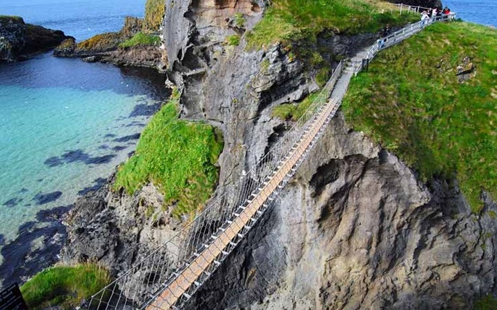  Cầu treo Carrick-a-Rede, Bắc Ireland - Cây cầu bắc qua vách đá ở độ cao 30m và bên dưới là bãi cạn của biển với những mỏm đá lởm chởm. Có những người đã đi qua cây cầu này để sang đảo, song khi quay về họ lại đi phà vì không dám đi lại qua cầu nữa.