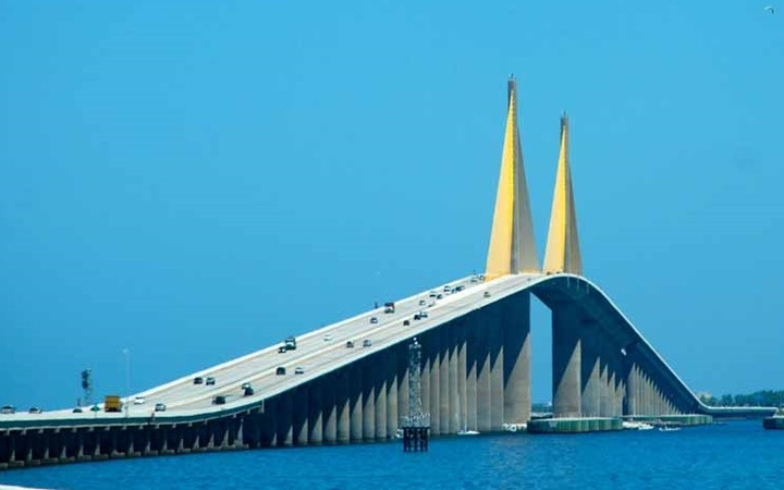  Cầu Sunshine Skyway, Florida, Mỹ - Cây cầu được xây dựng năm 1987 và từng gặp sự cố nghiêm trọng khi một chiếc tàu chở dầu khổng lồ đâm phải vào năm 1980. Sự cố đã làm 35 người thiệt mạng và kể từ khi xây dựng đến nay đã có khoảng 200 tự tử trên cây cầu này.