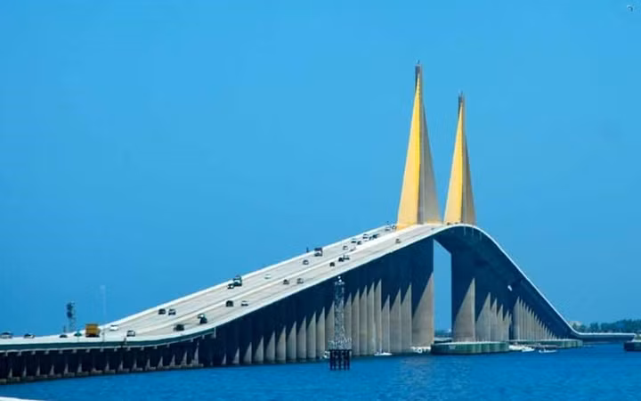  Cầu Sunshine Skyway, Florida, Mỹ - Cây cầu được xây dựng năm 1987 và từng gặp sự cố nghiêm trọng khi một chiếc tàu chở dầu khổng lồ đâm phải vào năm 1980. Sự cố đã làm 35 người thiệt mạng và kể từ khi xây dựng đến nay đã có khoảng 200 tự tử trên cây cầu này.