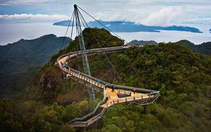  Cầu Langkawi Sky, Malaysia - Đúng như cái tên, cây cầu này giống như để “bắc lên trời”. Cây cầu đã nhiều lần phải đóng cửa để bảo trì, nhưng đến nay đã mở cửa để đón du khách. Bước trên cây cầu bắc qua núi và phía dưới là rừng là thử thách với những người yếu tim.