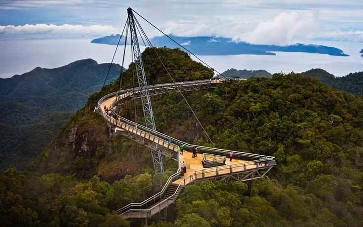  Cầu Langkawi Sky, Malaysia - Đúng như cái tên, cây cầu này giống như để “bắc lên trời”. Cây cầu đã nhiều lần phải đóng cửa để bảo trì, nhưng đến nay đã mở cửa để đón du khách. Bước trên cây cầu bắc qua núi và phía dưới là rừng là thử thách với những người yếu tim.