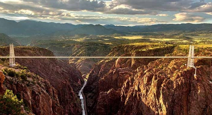  Cầu Royal Gorge, Colorado, Mỹ - Cây cầu cao nhất nước Mỹ này có một lịch sử thú vị. Được xây dựng năm 1929, nhưng phải đến 50 năm sau cây cầu mới có dây cáp cố định. Cầu Royal Gorge hiện là một địa điểm thu hút du khách và để dạo bước trên cây cầu này bạn phải thực sự dũng cảm./.