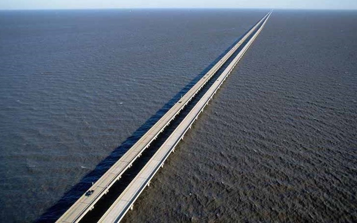  Cây cầu Lake Pontchartrain Causeway, Louisiana, Mỹ - Là cây cầu dài nhất thế giới, khi xe lăn bánh trên cầu đồng nghĩa với việc bạn sẽ “nói lời chào tạm biệt với đất liền”. Được xây dựng từ những năm 1950 để kết nối Mandeville với Metairie và đến nay nó vẫn là một trong những cây cầu đáng sợ nhất trên thế giới.