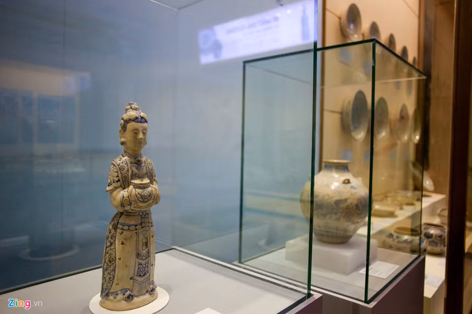 Tượng người phụ nữ quý tộc và bình trang trí Kỷ lân được làm bằng gốm men trắng hoa lam thế kỷ 15 trên tàu Cù Lao Chàm.