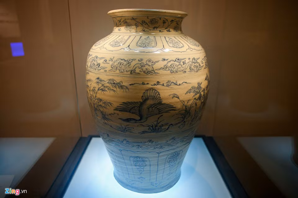 Bình gốm hoa lam vẽ thiên nga được khai quật tại đầm cổ Cù Lao Chàm năm 1999-2000. Hiện vật này có kích thước lớn nhất và nguyên vẹn nhất được khai quật trong tàu đắm tại Cù Lao Chàm. Chiếc bình đã được Thủ tướng Chính phủ công nhận là Bảo vật quốc gia năm 2012.