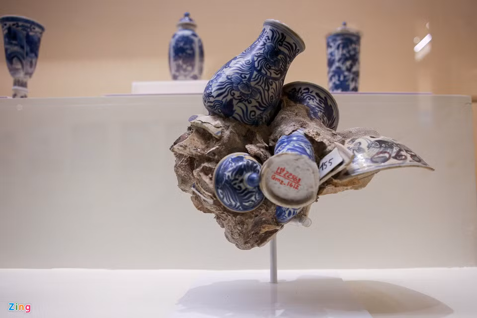 Bình, lọ gốm sứ chồng dính lên nhau, trang trí nhiều hoa văn cổ ở tàu cổ Hòn Gai.