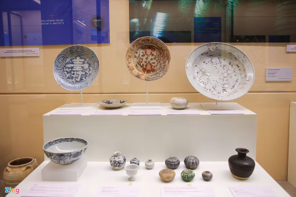 Bát đĩa, hộp lọ trang trí làm bằng gốm men lam trắng và gốm màu trên tàu cổ Hòn Cau, Bình Thuận.