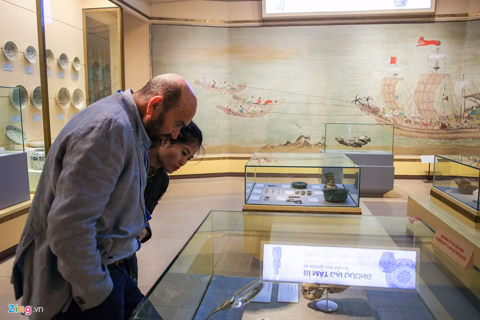 Triển lãm thu hút nhiều sự quan tâm của du khách, đặc biệt là người nước ngoài, kéo dài đến hết ngày 18/5 năm nay.