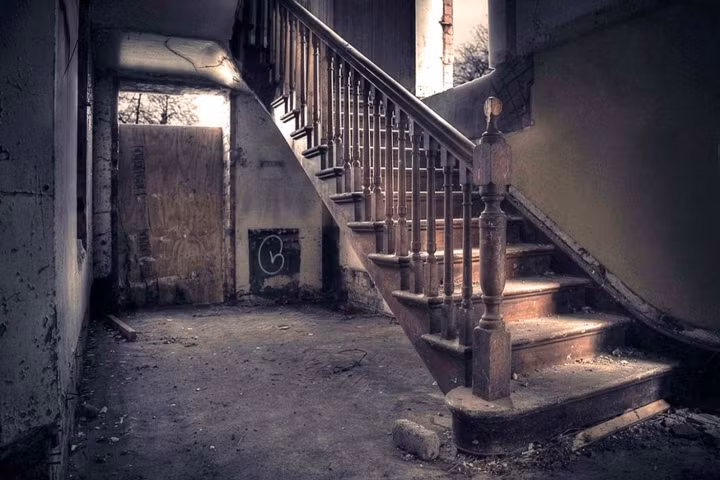 Tòa nhà bị bỏ hoang, đổ nát và phủ đầy bụi. (ảnh: Simon Robson/Caters News).