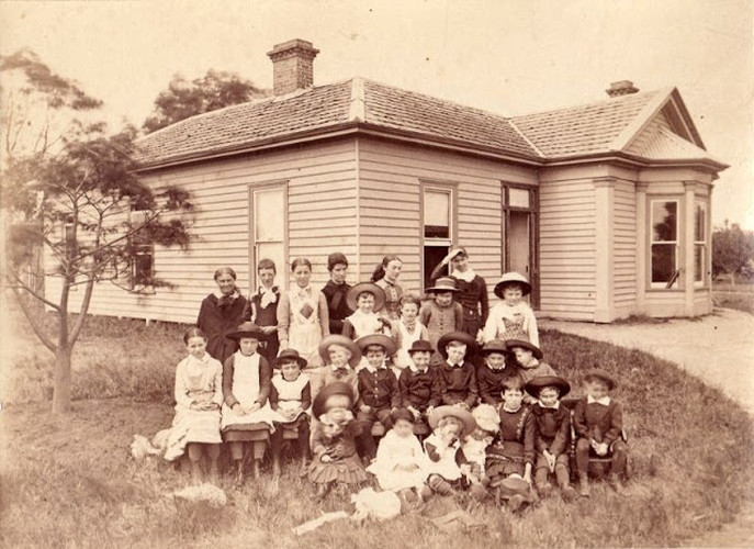 Bức ảnh những năm 1880 của nhiếp ảnh gia James P. Lind ở Melbourne, Australia ghi lại khuôn mặt mệt mỏi của những đứa trẻ và giáo viên ở một ngôi trường tại Victoria.