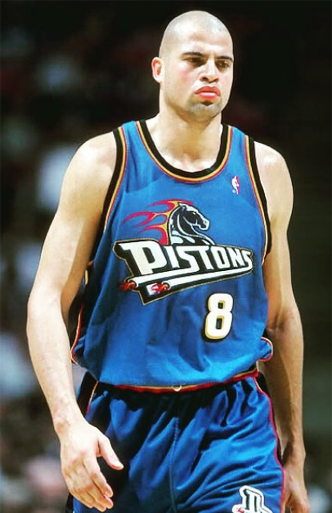 6. Bison Dele: Bison Dele là một cầu thủ bóng rổ nổi tiếng người Mỹ, là người luôn có những hành động kỳ lạ và lập dị. Ông kết thúc sự nghiệp của mình ở tuổi 30, lúc tỏa sáng nhất. Vào tháng 6 năm 2002, 3 người gồm Dele, bạn gái và anh trai của ông ta đi du thuyền ở Thái Bình Dương. Họ được nhìn thấy lần cuối ở Tahiti vào ngày 8 tháng 7 năm 2002. Người anh trai đã trở lại vài tuần sau đó. Vào tháng 9, người anh trai này bị cảnh sát bắt. 2 ngày trước đó, du thuyền đã được tìm thấy gần Tahiti với các vết đạn. FBI cho rằng người anh trai đã bắn Bison và người bạn gái, sau đó ném các xác chết xuống đại dương để không ai tìm thấy. Một thời gian sau, người anh này tự sát. Không có thông tin mới sau khi ông qua đời nên cuộc điều tra đã bị dừng lại.