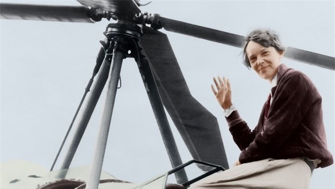 2. Amelia Earhart: Amelia Earhart là một nhà văn và nữ phi công đầu tiên vượt Đại Tây Dương vào năm 1928. Năm 1937, Amelia quyết định thực hiện một tour du lịch vòng quanh thế giới bằng máy bay hải quân Fred Noonan. Trong chuyến hành trình, chiếc máy bay đã bất ngờ mất tích trên Thái Bình Dương. Theo các chuyên gia, nguyên nhân có thể do điều kiện thời tiết xấu, máy bay hết nhiên liệu và đài phát thanh không hoạt động tốt.