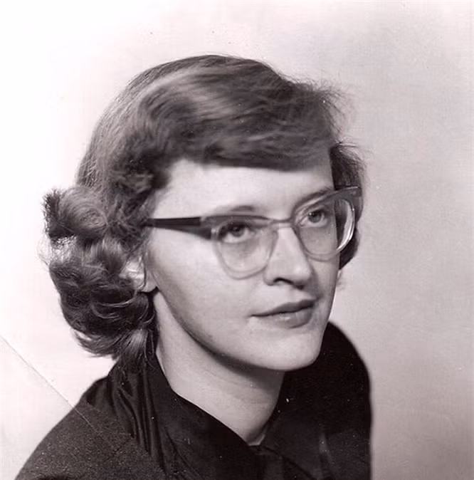 8. Connie Converse: Connie Converse là ca sĩ và nhạc sĩ của những năm 1950. Bà thường biểu diễn ở New York nhưng chưa bao giờ nổi tiếng. Năm 1970, ca sĩ này đã trải qua một cuộc khủng hoảng trầm trọng. Vào tháng 8 năm 1974, bà đã để lại vài bức thư cho bạn bè và gia đình, nói rằng muốn bắt đầu một cuộc sống mới ở một nơi khác. Người thân nghĩ rằng bà sẽ đi đến hồ thư giãn trong một ngày nhưng không ai ngờ bà đã đóng gói đồ đạc và bỏ đi. Mọi sự tìm kiếm nữ ca sĩ Connie không mang lại bất kỳ kết quả nào.