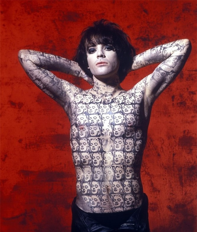 4. Richey Edwards: Richey Edwards là một nhạc sĩ người Anh và tay guitar của ban nhạc rock Manic Street Preachers nổi tiếng vào những năm 90. Edwards, giống như nhiều nhạc sĩ nhạc rock khác mắc chứng trầm cảm. Vào ngày 1 tháng 2 năm 1995, ban nhạc có lịch trình tham gia một tour quảng bá tại Mỹ. Tuy nhiên Richey Edwards không hề có mặt tại sân bay. Các thành viên bắt đầu tìm kiếm nhưng không có thông tin nào từ anh ta. Đây là một trường hợp thực sự kì lạ vì sau đó có người cho rằng đã nhìn thấy Richey ở những nơi xa lạ: tại một trạm taxi ở Newport và tại một trạm dịch vụ ở Severn View. Cuộc tìm kiếm nhạc sĩ cũng diễn ra trong hơn 10 năm. Vào ngày 23 tháng 11 năm 2009, Richey cuối cùng đã được xác nhận là đã chết.