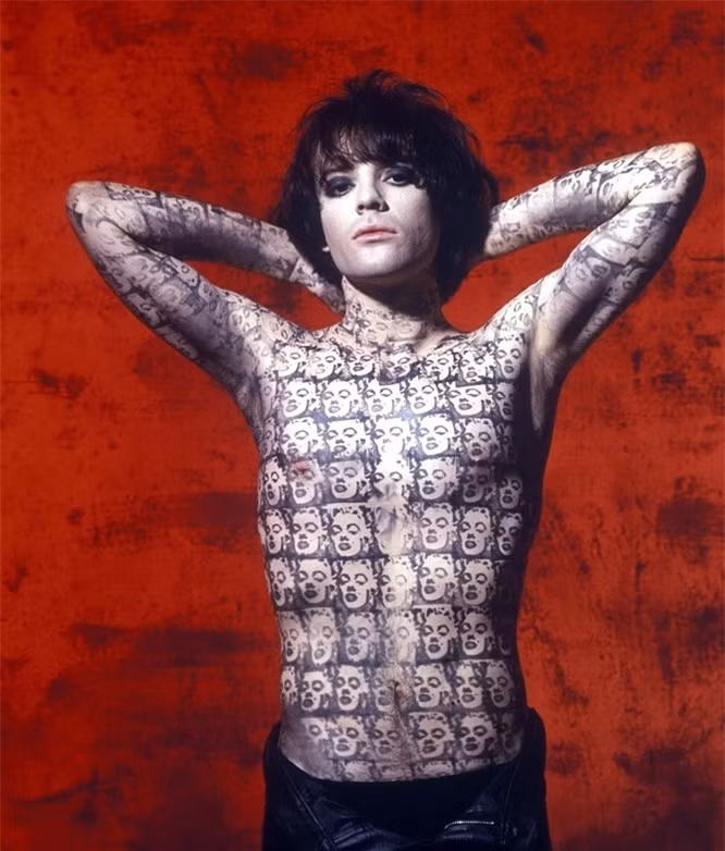 4. Richey Edwards: Richey Edwards là một nhạc sĩ người Anh và tay guitar của ban nhạc rock Manic Street Preachers nổi tiếng vào những năm 90. Edwards, giống như nhiều nhạc sĩ nhạc rock khác mắc chứng trầm cảm. Vào ngày 1 tháng 2 năm 1995, ban nhạc có lịch trình tham gia một tour quảng bá tại Mỹ. Tuy nhiên Richey Edwards không hề có mặt tại sân bay. Các thành viên bắt đầu tìm kiếm nhưng không có thông tin nào từ anh ta. Đây là một trường hợp thực sự kì lạ vì sau đó có người cho rằng đã nhìn thấy Richey ở những nơi xa lạ: tại một trạm taxi ở Newport và tại một trạm dịch vụ ở Severn View. Cuộc tìm kiếm nhạc sĩ cũng diễn ra trong hơn 10 năm. Vào ngày 23 tháng 11 năm 2009, Richey cuối cùng đã được xác nhận là đã chết.