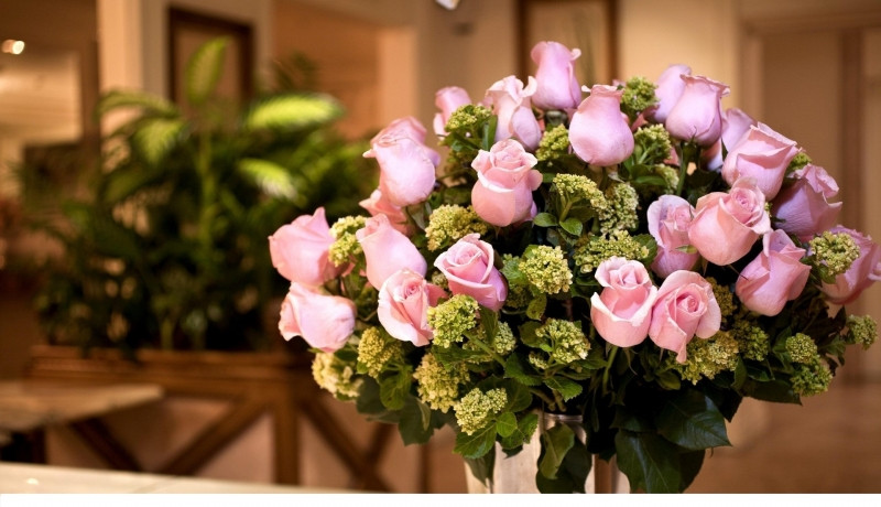 7. Hoa hồng- mang ý nghĩa hạnh phúc ngập tràn, vĩnh cửu: Bên cạnh hoa Tết nở theo mùa thì hoa hồng được xem là “nữ hoàng của các loài hoa” khi nở quanh năm, kèm theo ý nghĩa hạnh phúc ngập tràn, vĩnh cửu. Việc lựa chọn một bình hoa hồng với nhiều màu sắc lạ mắt đặt ở bàn khách sẽ tăng thêm sự sang trọng, tao nhã cho gia chủ, giúp gia chủ có một năm tươi vui và nhiều may mắn. Lưu ý khi chọn hoa hồng để thờ cúng là hoa phải có màu đỏ tươi (tránh màu nhạt, hồng phớt, trắng,…) và không xen lẫn các hoa nhiều màu khác để tỏ sự tôn nghiêm.