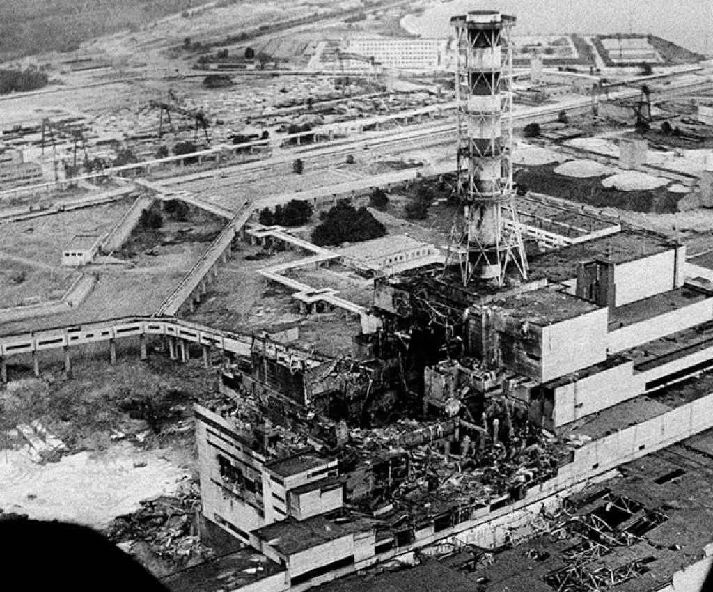 3. Nổ ở Nhà máy điện hạt nhân Chernobyl: Vụ nổ ở nhà máy điện hạt nhân Chernobyl là thảm họa kỹ thuật kinh khủng nhất trên thế giới. Ngày 26/4/1986, lò phản ứng số bốn của nhà máy này phát nổ, giết chết hàng trăm người và hủy hoại khu vực xung quanh. 336.000 người phải di cư, khu vực này phủ nhiều chất phóng xạ nhiều thập niên sau đó.