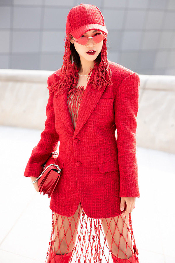 Tuổi Sửu: Đây là một năm mà những vấn đề phát sinh trước đó của người tuổi Sửu vẫn còn đó, nhưng lại không có bất kì sự tiến triển nào theo hướng nghiêm trọng. Mặt khác, về mặt tài vận, con giáp này vẫn có nhiều khả năng đạt được những bước tiến khá lớn trên hành trình tìm kiếm tài lộc cho mình. Thậm chí, sự may mắn, tăng tiến trên mọi phương diện, không chỉ riêng tài vận sẽ còn có thể trở nên suôn sẻ, hanh thông thêm nhiều phần nữa nếu con tuổi Sửu sử dụng đồ dùng hoặc mặc trang phục mang màu sắc: Trắng, Đỏ, Vàng.