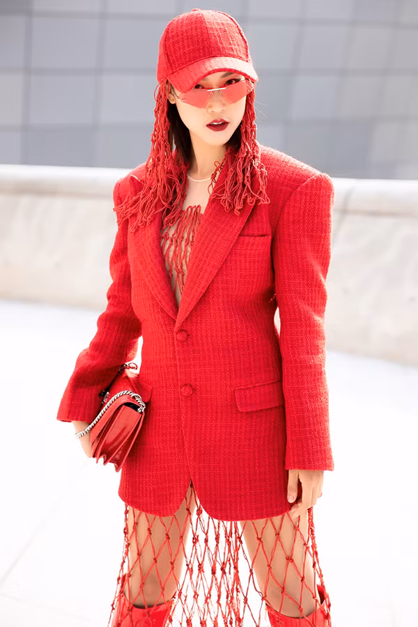 Tuổi Sửu: Đây là một năm mà những vấn đề phát sinh trước đó của người tuổi Sửu vẫn còn đó, nhưng lại không có bất kì sự tiến triển nào theo hướng nghiêm trọng. Mặt khác, về mặt tài vận, con giáp này vẫn có nhiều khả năng đạt được những bước tiến khá lớn trên hành trình tìm kiếm tài lộc cho mình. Thậm chí, sự may mắn, tăng tiến trên mọi phương diện, không chỉ riêng tài vận sẽ còn có thể trở nên suôn sẻ, hanh thông thêm nhiều phần nữa nếu con tuổi Sửu sử dụng đồ dùng hoặc mặc trang phục mang màu sắc: Trắng, Đỏ, Vàng.