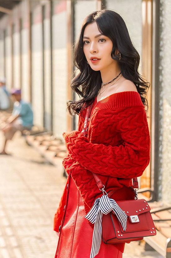 Tuổi Dậu: Tử vi 2019 cho thấy những người tuổi Dậu đang đứng trước nhiều cơ hội chuyển mình trên con đường sự nghiệp mà nếu nắm bắt được, bạn sẽ chẳng còn phải lo lắng nhiều về vấn đề công dnah, càng không phải lo về chuyện tiền bạc nhưng bên cạnh đó, các phương diện vẫn chưa thực sự ổn định mà cần lưu ý nhiều vấn đề. Công việc cũng xuất hiện nhiều bất trắc chứ không còn trôi chảy như trước cùng rất nhiều tác động ngoại cảnh ảnh hưởng tới tâm lý của bản mệnh, khiến con giáp này bị áp lực và rơi vào tình trạng bế tắc. Màu sắc may mắn của những người tuổi Dậu trong năm 2019: Vàng be, Đỏ, Hồng.