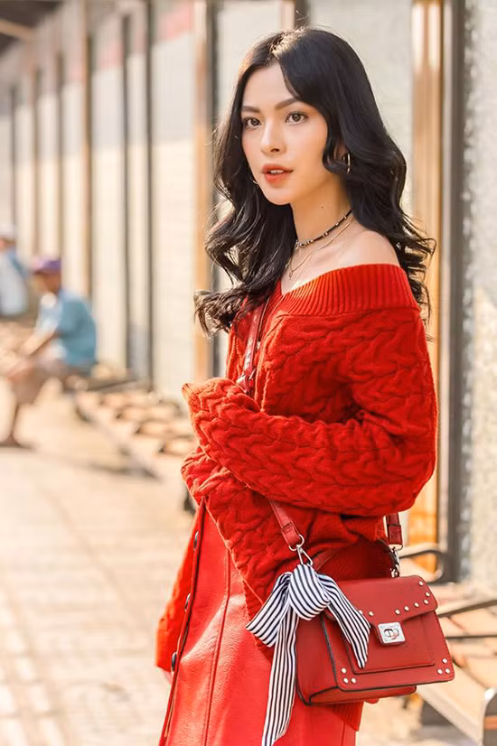 Tuổi Dậu: Tử vi 2019 cho thấy những người tuổi Dậu đang đứng trước nhiều cơ hội chuyển mình trên con đường sự nghiệp mà nếu nắm bắt được, bạn sẽ chẳng còn phải lo lắng nhiều về vấn đề công dnah, càng không phải lo về chuyện tiền bạc nhưng bên cạnh đó, các phương diện vẫn chưa thực sự ổn định mà cần lưu ý nhiều vấn đề. Công việc cũng xuất hiện nhiều bất trắc chứ không còn trôi chảy như trước cùng rất nhiều tác động ngoại cảnh ảnh hưởng tới tâm lý của bản mệnh, khiến con giáp này bị áp lực và rơi vào tình trạng bế tắc. Màu sắc may mắn của những người tuổi Dậu trong năm 2019: Vàng be, Đỏ, Hồng.