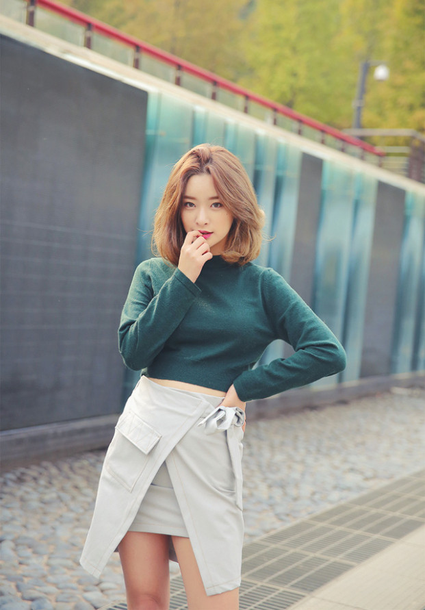 Tuổi Tỵ: Năm 2019, tuổi Tỵ là một trong những con giáp phạm Thái Tuế nên vì lẽ đó sẽ phải chịu nhiều ảnh hưởng và điều tiếng không hay. Mọi thứ của con giáp này bị phụ thuộc rất nhiều bởi cách xã giao chứ không đơn giản chỉ làm tốt việc của mình là xong. Ngày mùng 1 Tết năm nay, tuổi Tỵ nên mặc đồ mang màu sắc: Xanh lục, Nâu, Vàng để tăng thêm sự may mắn cho bản mệnh.